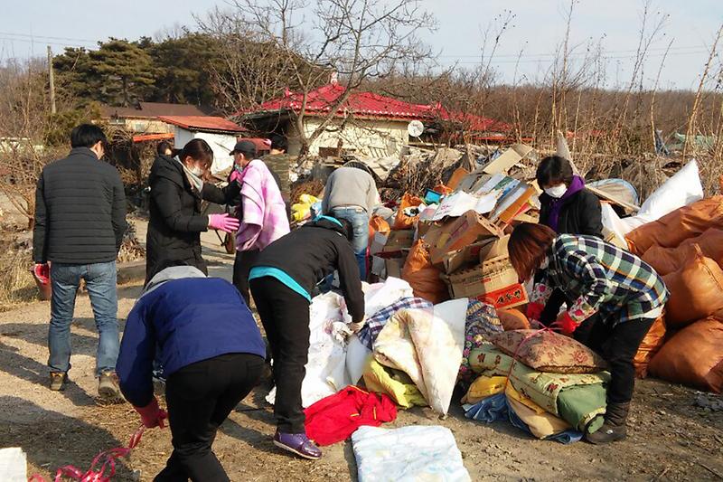 강화군청_복지지원실_직원들이_자원봉사_활동을_펼치고_있다