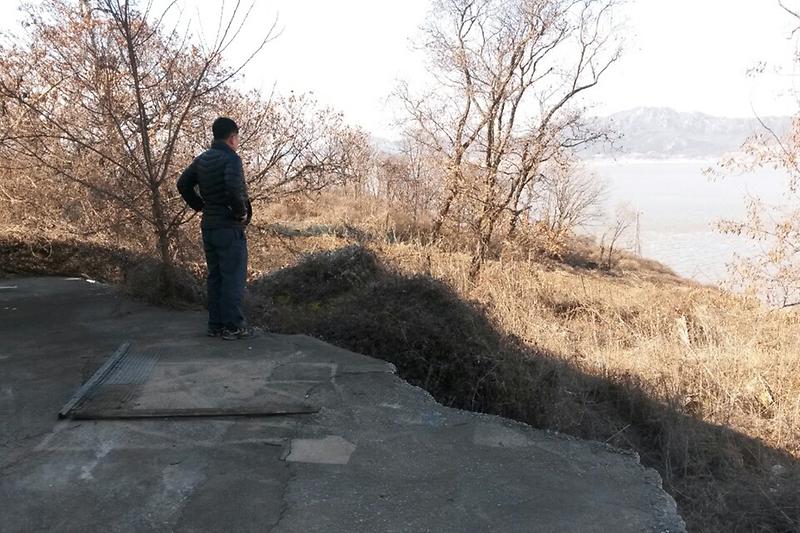 강화군청_담당자가_화도면_급경사지에_대한_안전_점검을_하고_있다