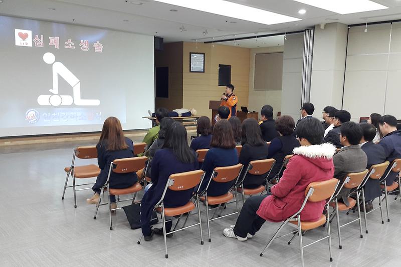 강화군청_직원들이_심폐소생술_교육을_받고_있다