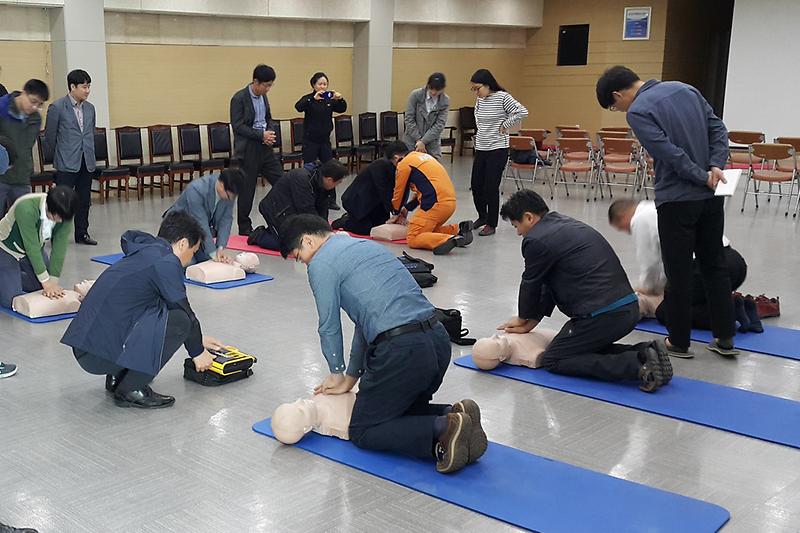 강화군청_직원들이_심폐소생술_교육을_받고_있다_1