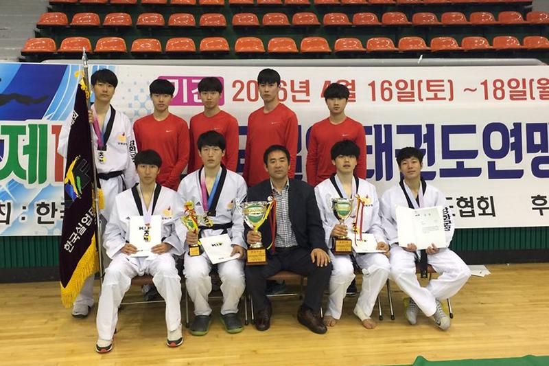 강화군청_태권도부가_트로피를_들고_기념_촬영을_하고_있다