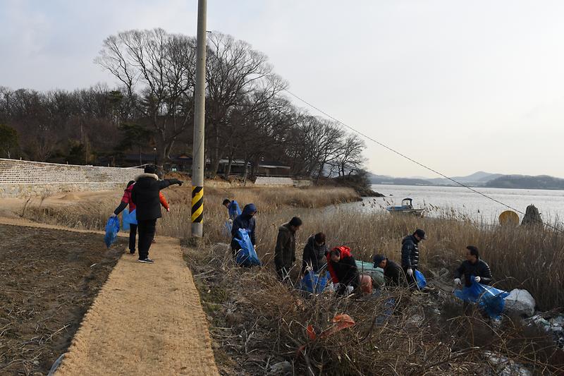 강화군의회, 관광객 맞이 환경정화활동 실시 사진