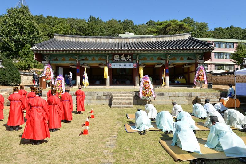 강화향교에서_석전대제를_봉행하고_있다