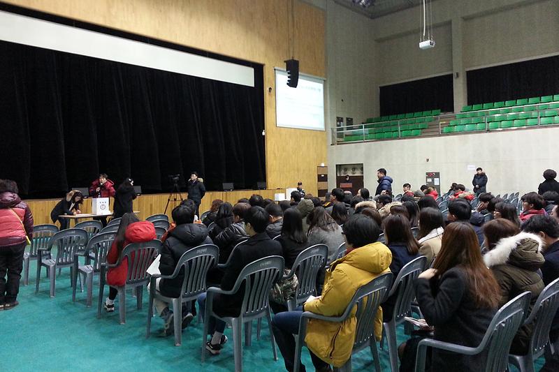 강화장학관_입사생_선발을_위해_추첨을_하고_있다