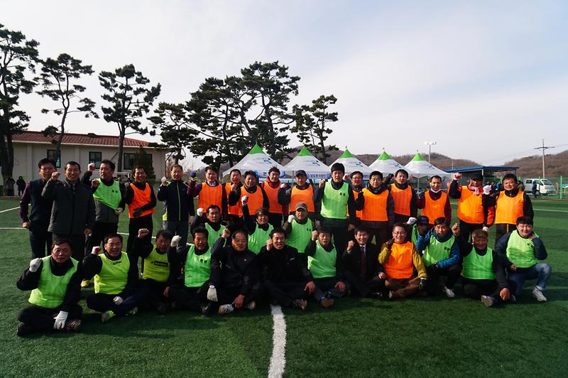 강화남부이장단_체육대회2-축구경기_전_이장단이_화이팅을_외치고_있다