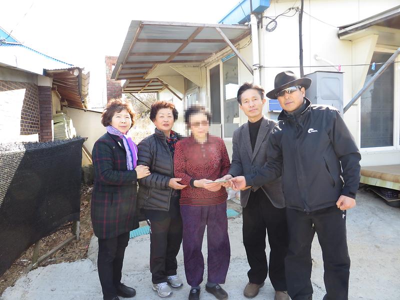 강화사랑상품권을_전달하고_있다