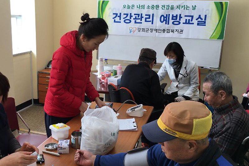 건강관리_예방교실에서_혈압을_측정하고_있다