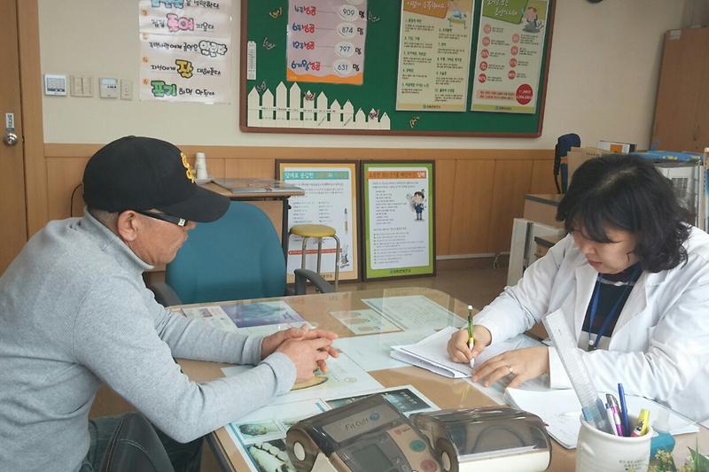 금연클리닉_참가자가_보건소_관계자와_상담하고_있다