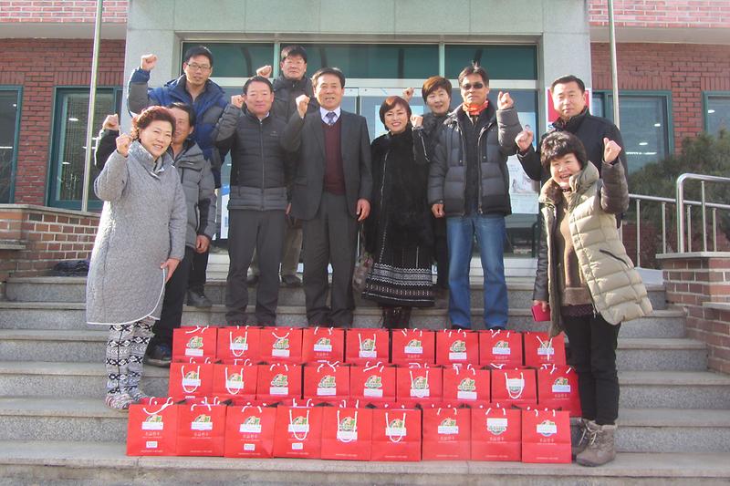 길상면_주민자치위원회에서_떡국과_강화섬_약쑥한우를_전달하고_있다