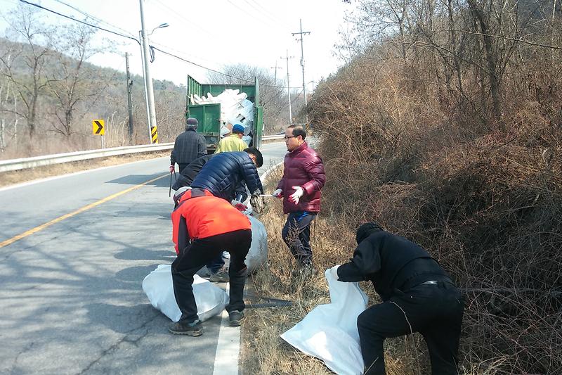 길상면_선두리_도로변에서_환경정비_활동을_펼치고_있다