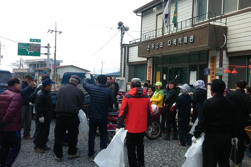 길상면_선두리에서_환경정비_활동을_펼치고_있다