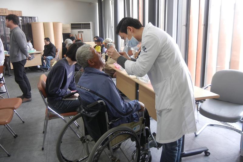 구강검진을_하고_있다