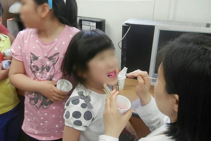 구강검진을_실시하고_있다