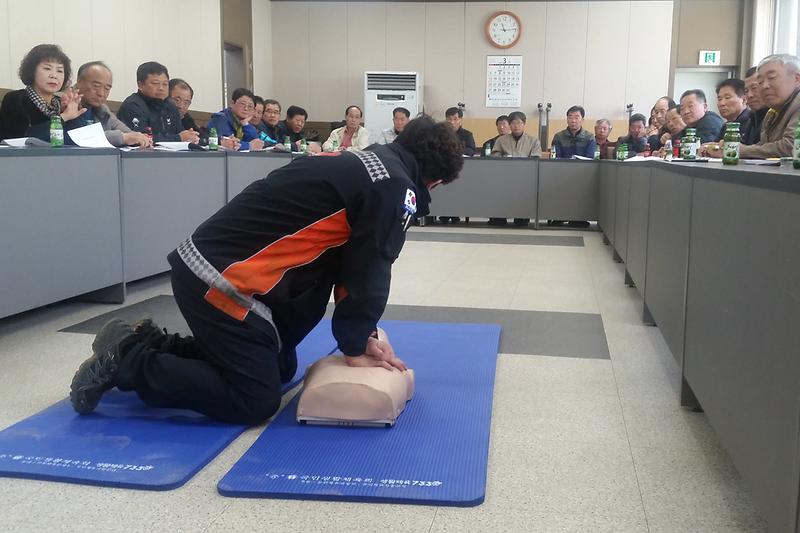 구조대원이_심폐소생술_교육을_하고_있다