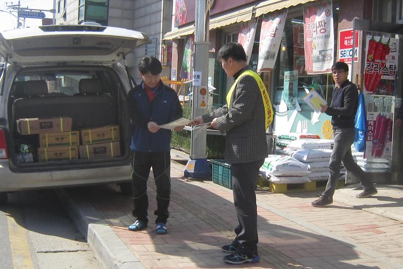 광고물_설치_절차_등_홍보_안내문을_배부하고_있다