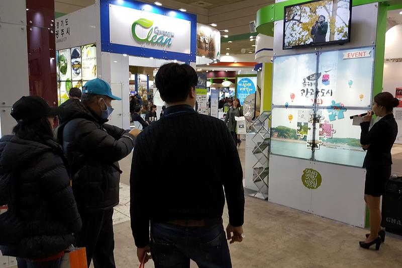 관람객이_강화군_홍보관에서_이벤트에_참여하고_있다