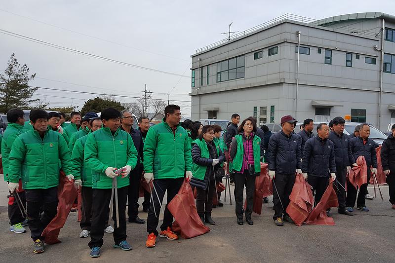 교동면에서_새봄맞이_대청소를_실시하고_있다