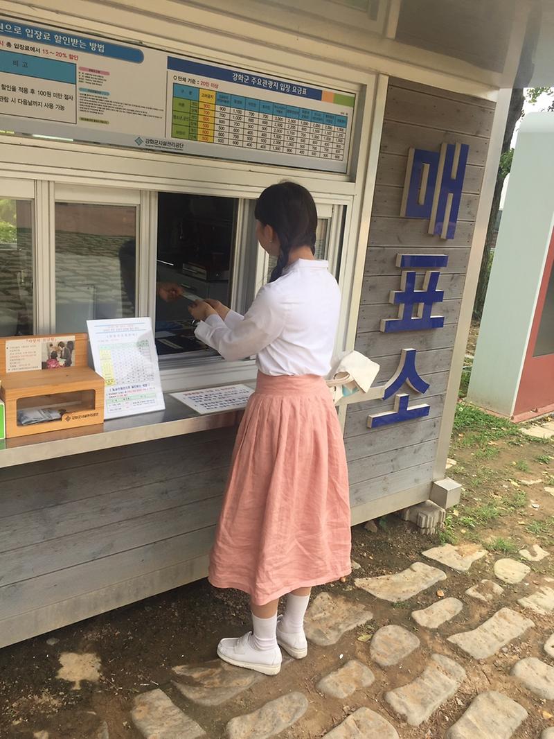 한복_착용자가_매표를_하고_있다
