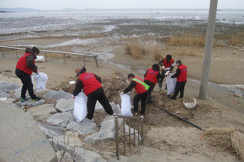 화도면에서_나들길_7코스를_청소하고_있다