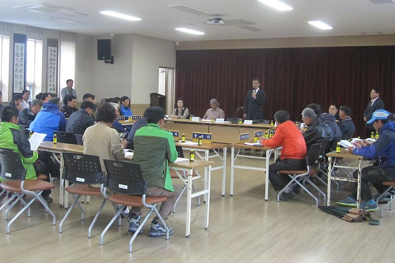 이장,_남․녀_새마을지도자_연석회의를_진행하고_있다