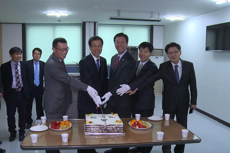 일자리_지원센터_개소식에서_떡_케익을_자리고_있다