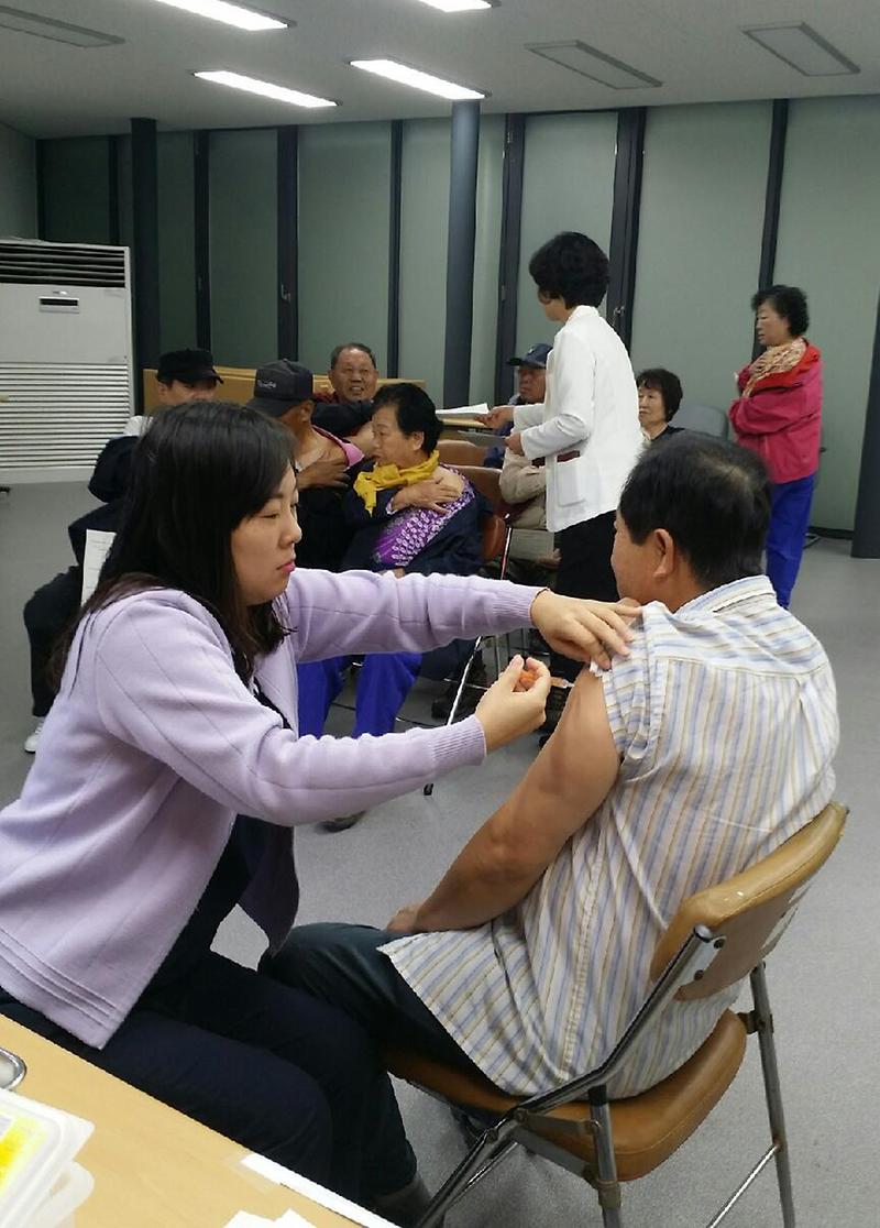 인플루엔자_예방접종을_하고_있다