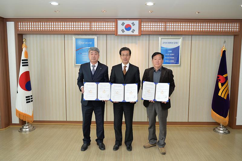 이상복_강화군수(가운데)가_‘강화섬쌀_외식업소_지원사업’_업무_협약을_체결하고_있다