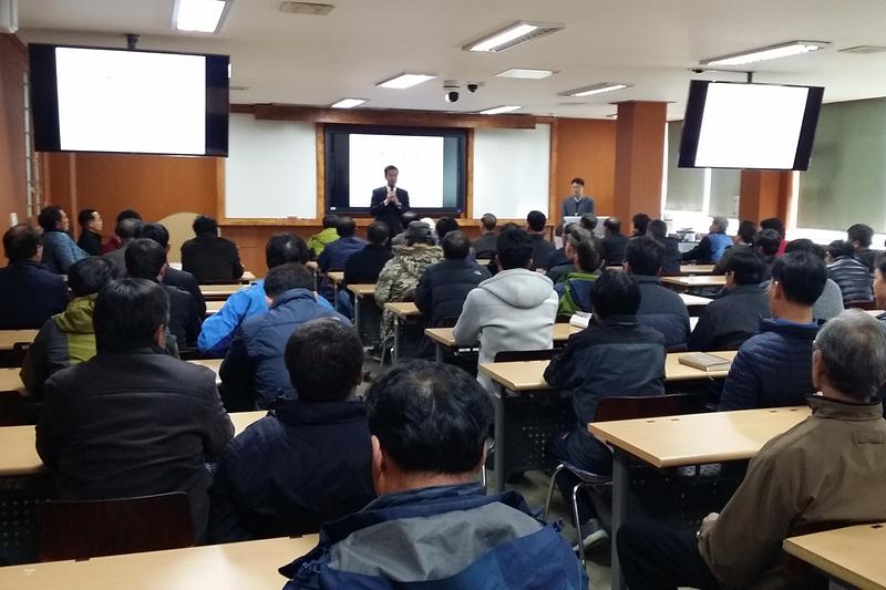 이상복_강화군수가_2016년_시범사업_사전_교육에서_인사말을_하고_있다