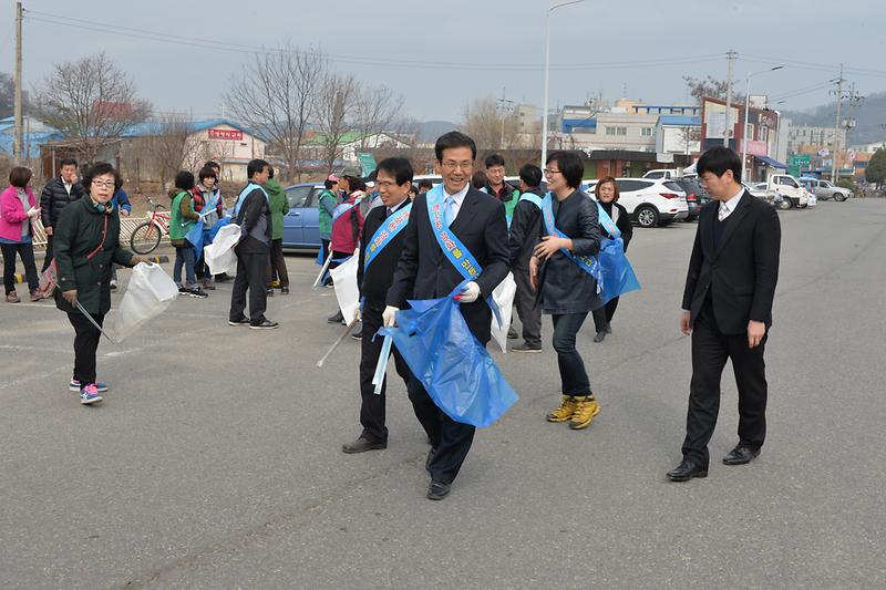 이상복_강화군수가_청소를_하고_있다