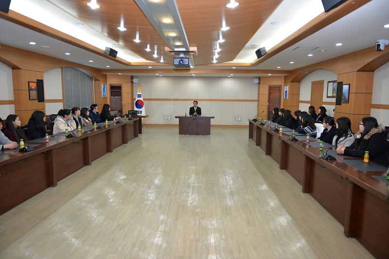 이상복_강화군수가_동계_직장체험_대학생들과_간담회를_갖고_있다
