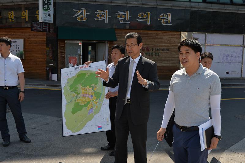 이상복_강화군수가_도시계획도로_개설_현장을_점검하고_있다