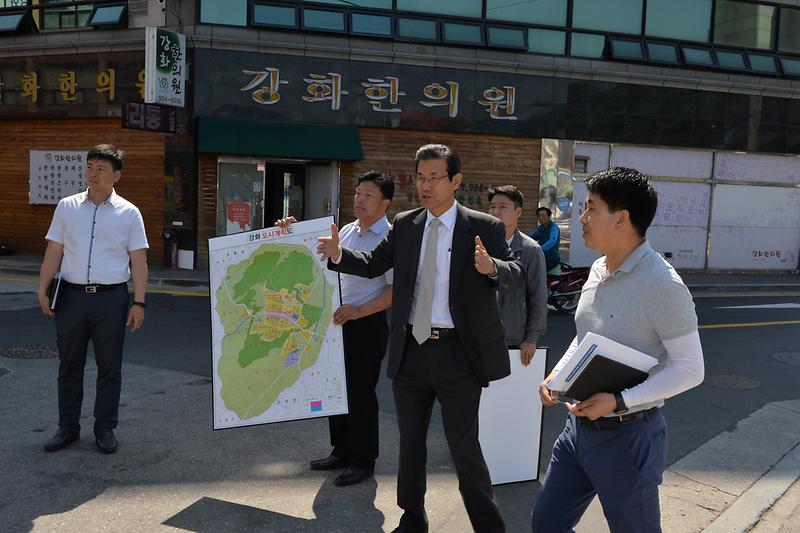 이상복_강화군수가_도시계획도로_개설_현장을_점검하고_있다1