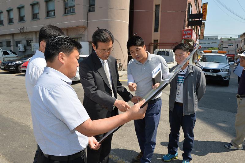 이상복_강화군수가_도시계획도로_개설_현장을_점검하고_있다_1