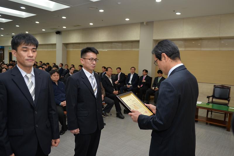 이상복_강화군수가_강화소방서_관계자에게_산불_방화범_검거_유공_표창을_수여하고_있다