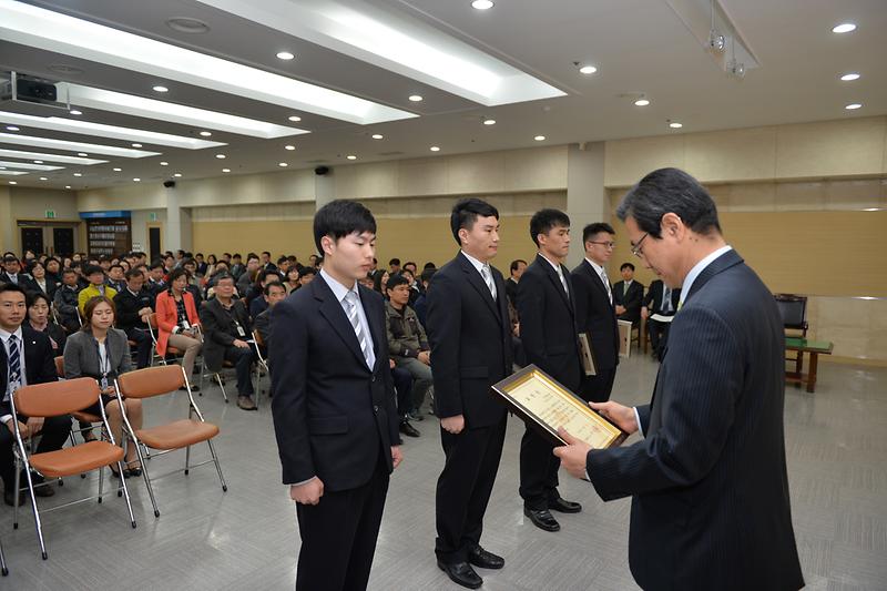 이상복_강화군수가_강화소방서_관계자에게_산불_방화범_검거_유공_표창장을_수여하고_있다