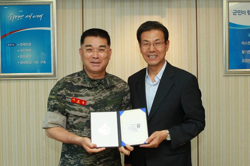 이상복_강화군수가_이상훈_해병대_사령관에게_명예군민증을_전달하고_있다