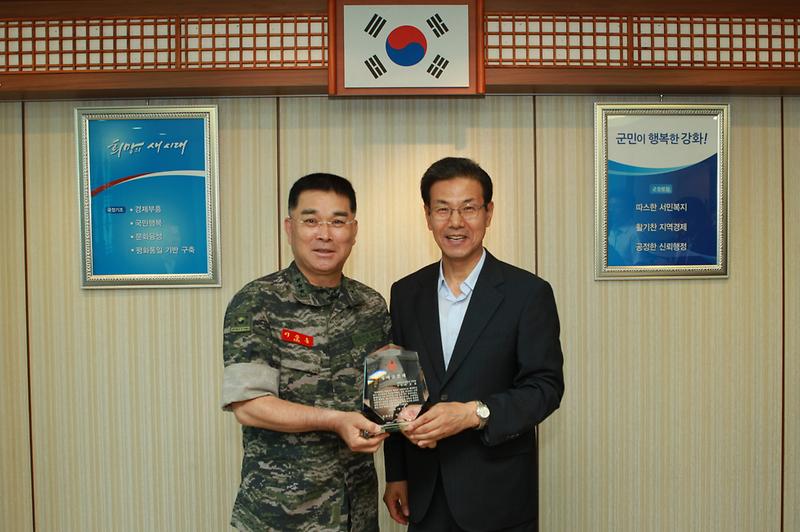 이상복_강화군수가_이상훈_해병대_사령관에게_명예군민패를_전달하고_있다