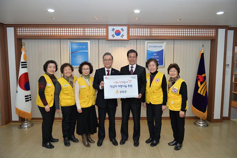 이상복_강화군수가_적십자_특별회비를_전달하고_기념촬영을_하고_있다다
