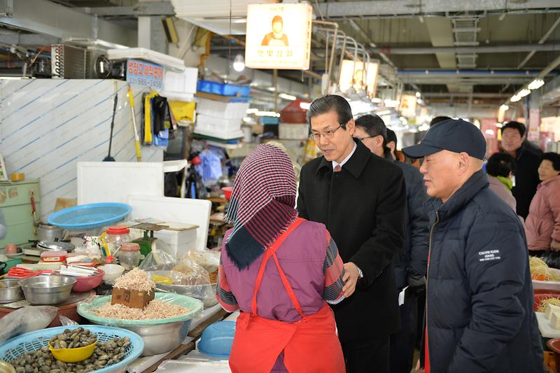 이상복_강화군수가_풍물시장에서_상인을_격려하고_있다