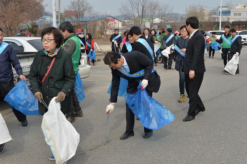 이상복_강화군수가_쓰레기를_줍고_있다