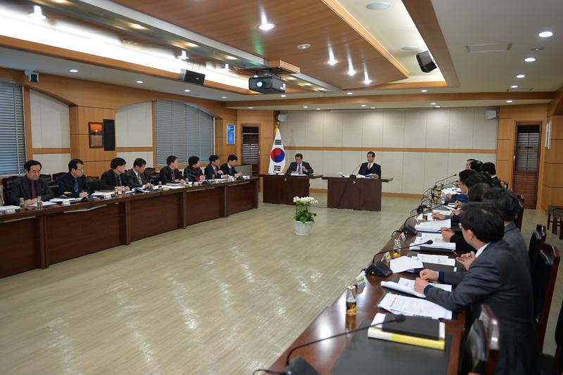 이상복_군수가_2017년도_국고보조금_확보_대책보고회를_주재하고_있다