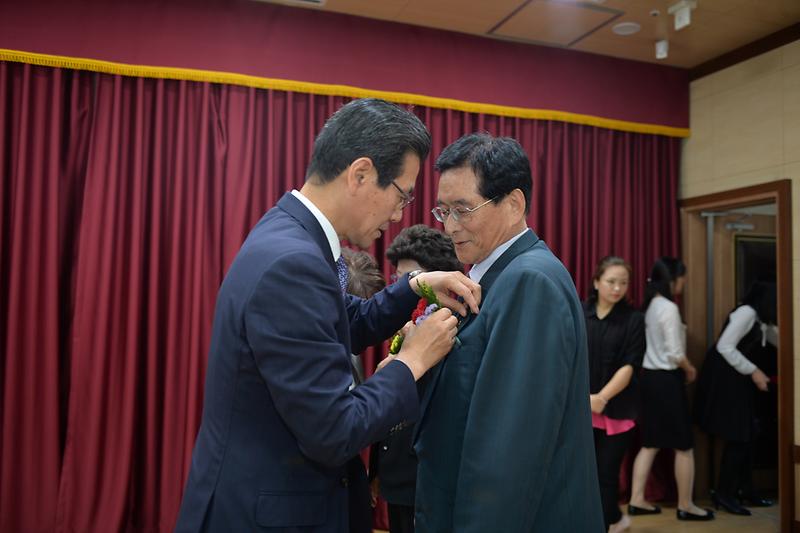 이상복_군수가_카네이션을_달아주고_있다