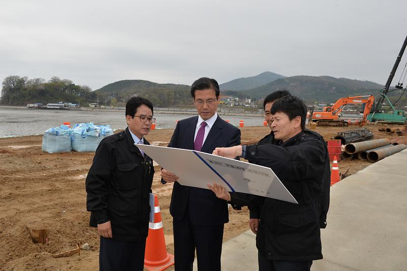 이상복_군수가_동검도_갯벌생태_복원사업_현장을_점검하고_있다1