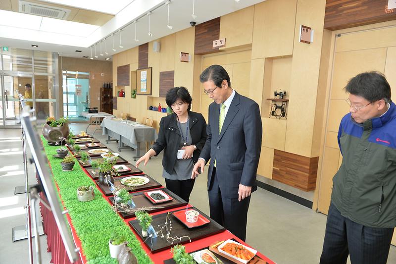 이상복_군수가_강화_농특산물을_활용한_축제음식을_둘러보고_있다