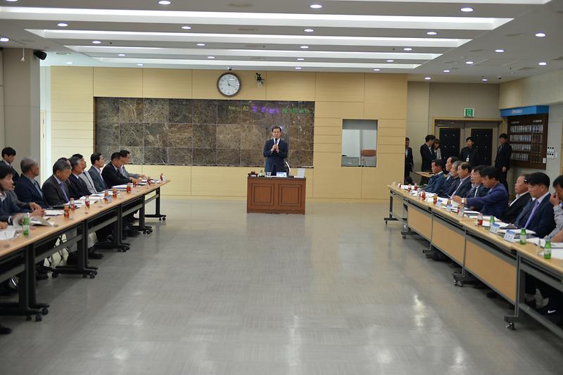 이상복_군수가_강화군체육회_출범식에서_인사말을_하고_있다