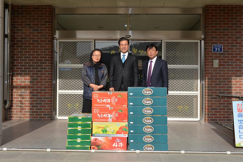 이상복_군수가_강화꽃동네에_위문품을_전달하고_있다