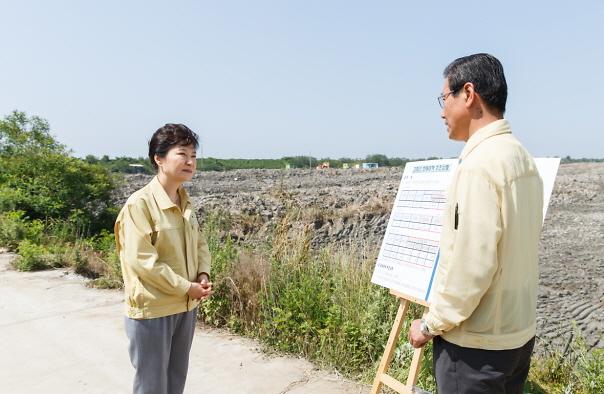 이상복_군수가_화도면_흥왕리_가뭄현장을_방문한_박근혜_대통령께_한강물_농업용수_공급사업_추진을_건의하고_있다