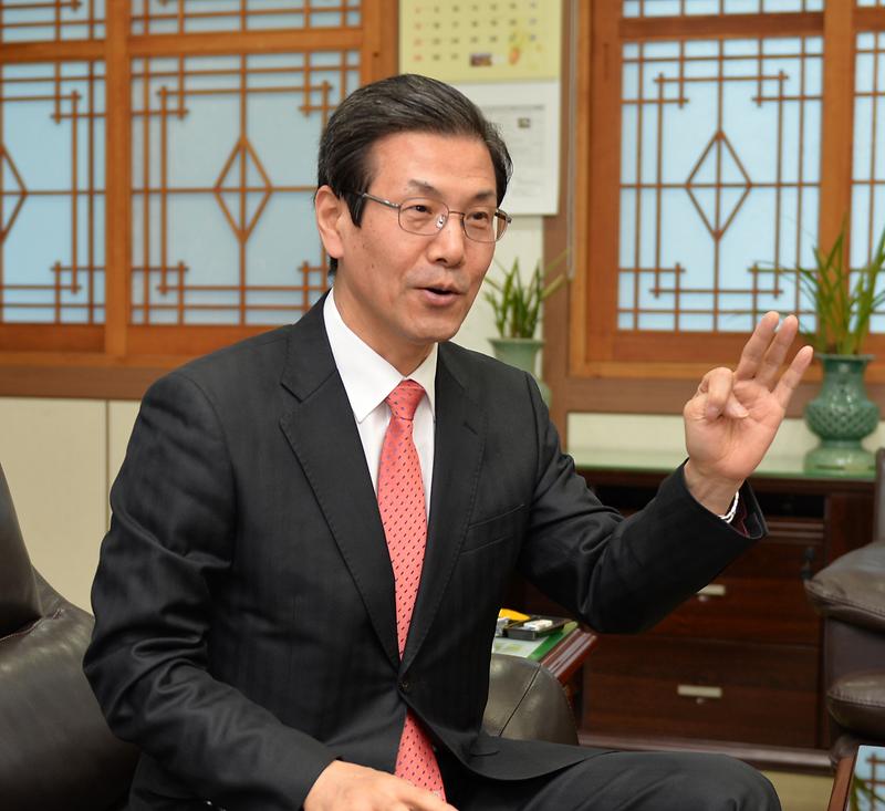 이상복_군수가_인터뷰를_하고_있다