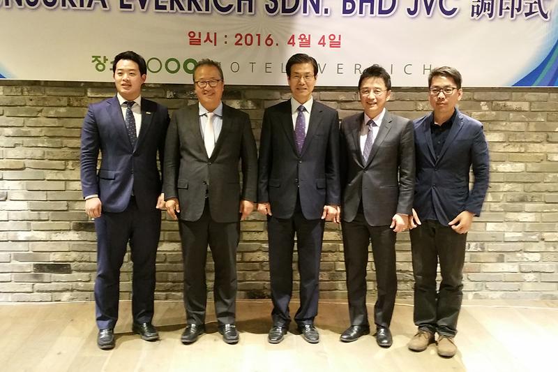 이상복_군수가_말레이시아_SUNSURIA_그룹_관계자와_기념촬영을_하고_있다