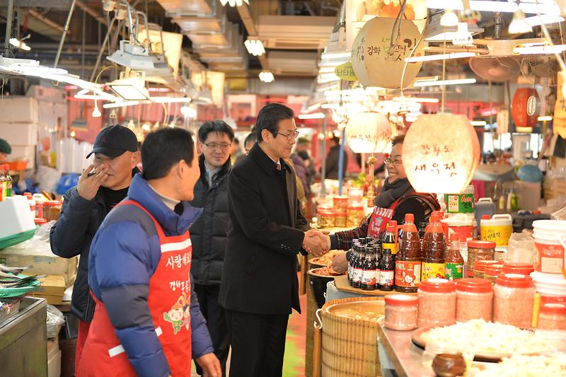 이상복_군수가_풍물시장에서_상인을_격려하고_있다